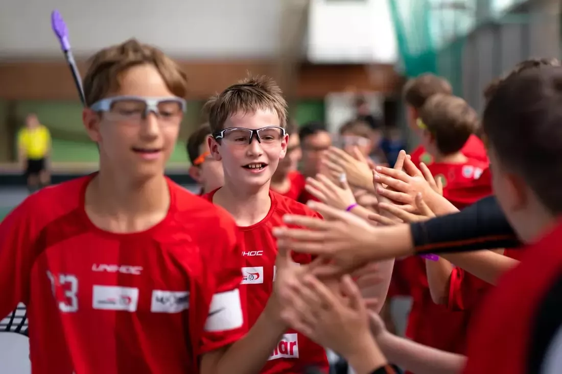 Junioren klatschen nach dem Spiel ab